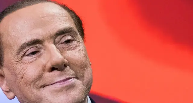 A poche ore da voto Berlusconi a Napoli