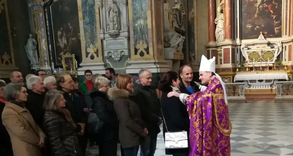 Il vescovo Ivo Muser benedice coppie di sposi