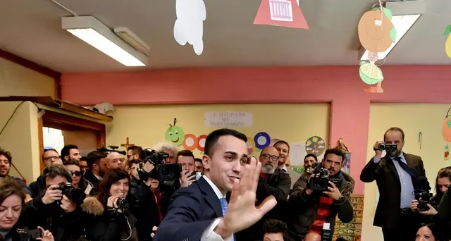 Di Maio vota, cori 'presidente'