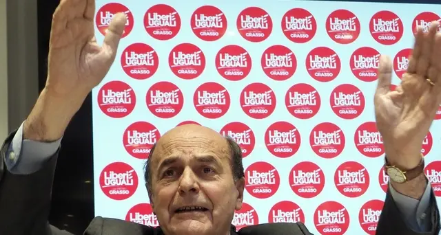 Bersani vota lasciando tagliando scheda