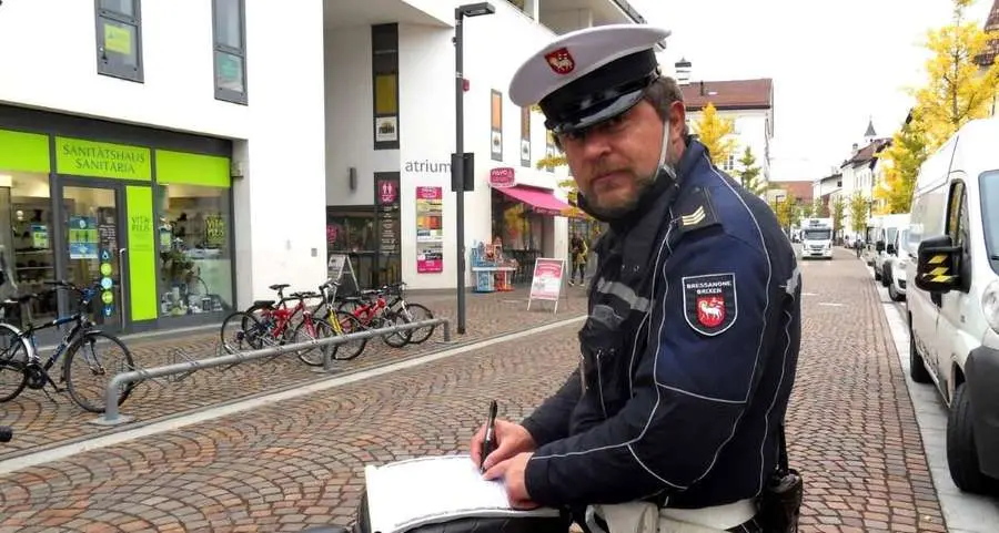 Bimbo si perde in città, lo aiuta un vigile