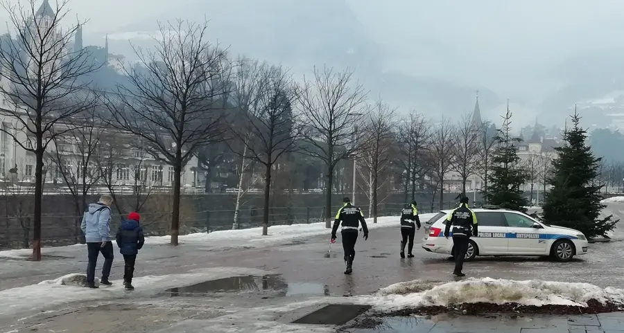 Ghiaccio, cadute a raffica in viale Terme