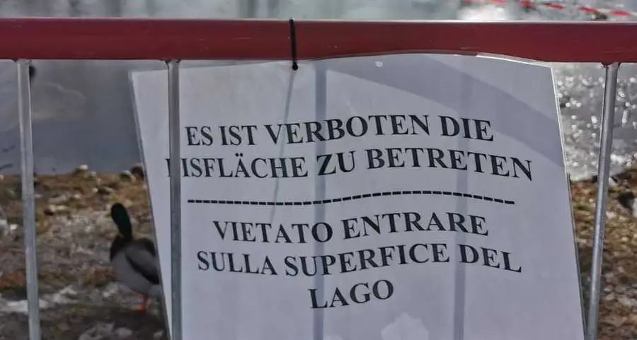 Pericoloso giocare sul ghiaccio: transenne al lido