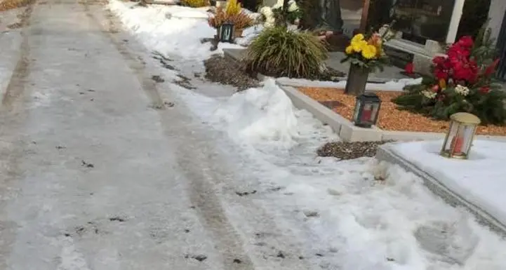 Ghiaccio al cimitero Crescono le proteste