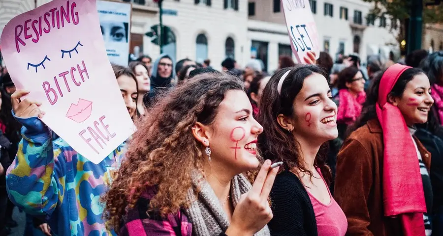 Essere donna in Italia Un’immagine sospesa tra tradizione e novità