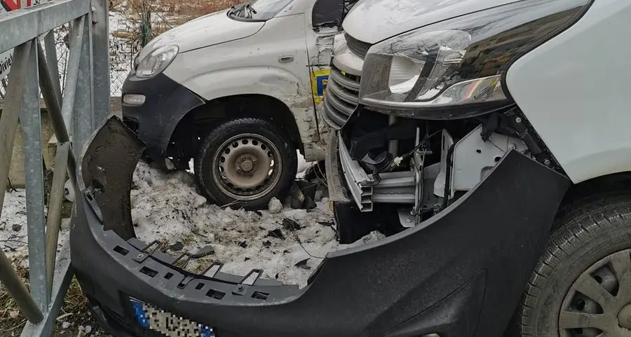 Violento scontro auto-furgone: illesi i conducenti