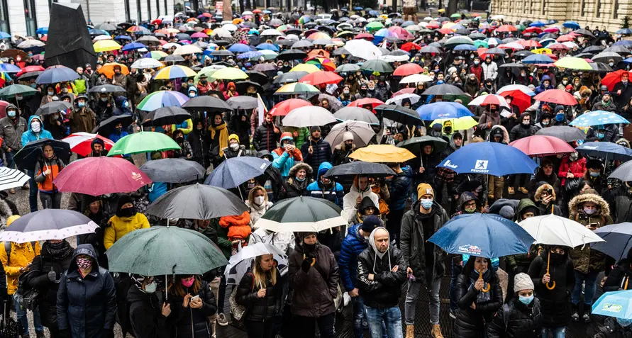 Da oggi si chiude tra le proteste