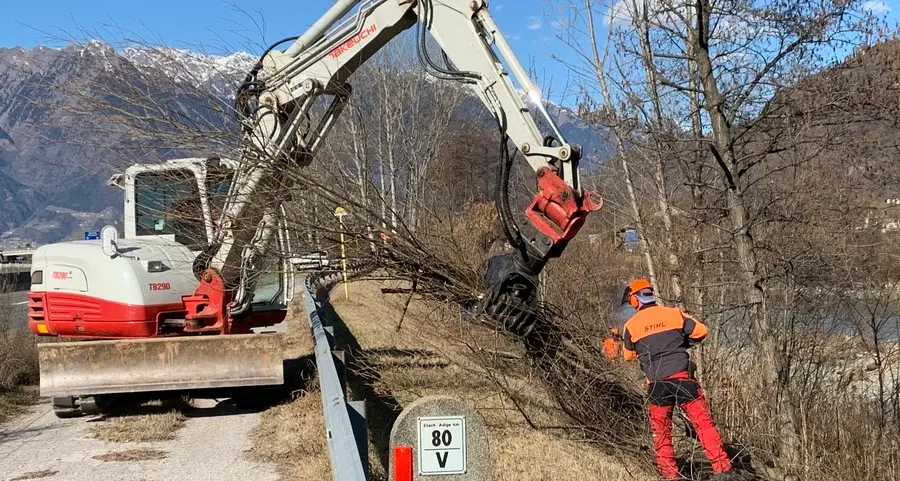 I tecnici puliscono le rive dell’Adige da Merano in giù