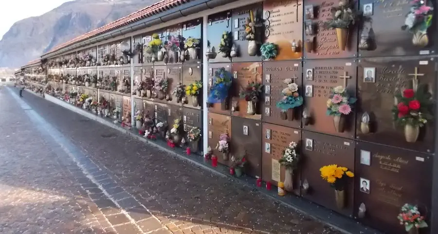 Il cimitero «scoppia», è rimasto solo un loculo