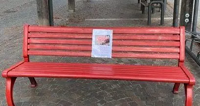 Due panchine rosse per ricordare le vittime di femminicidio