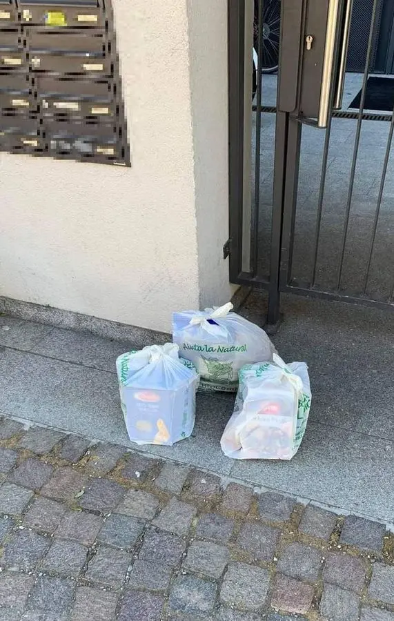 Punti di raccolta di cibo e vestiti per aiutare chi è in affanno