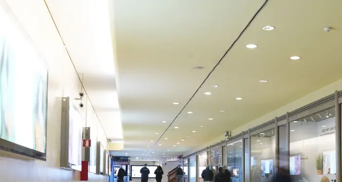 Il tunnel che porta al park chiuso dalle 20 alle 7 Utilizzabile in alternativa l'ingresso da via Macello