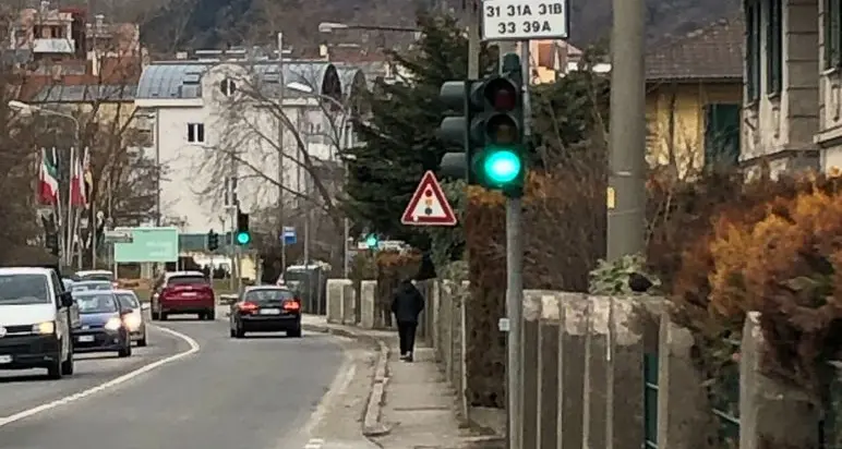 «Troppi automobilisti ignorano il semaforo»