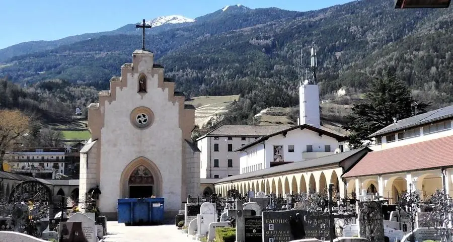 Furti in serie al cimitero, residenti a muso duro
