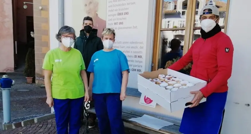 Carnevale, krapfen alla casa di riposo di Montagna