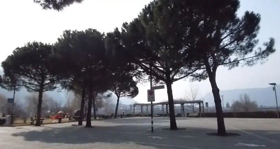 Blocchi di granito contro la sosta selvaggia in piazza