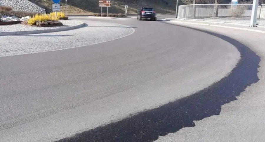 Un camion perde gasolio per chilometri