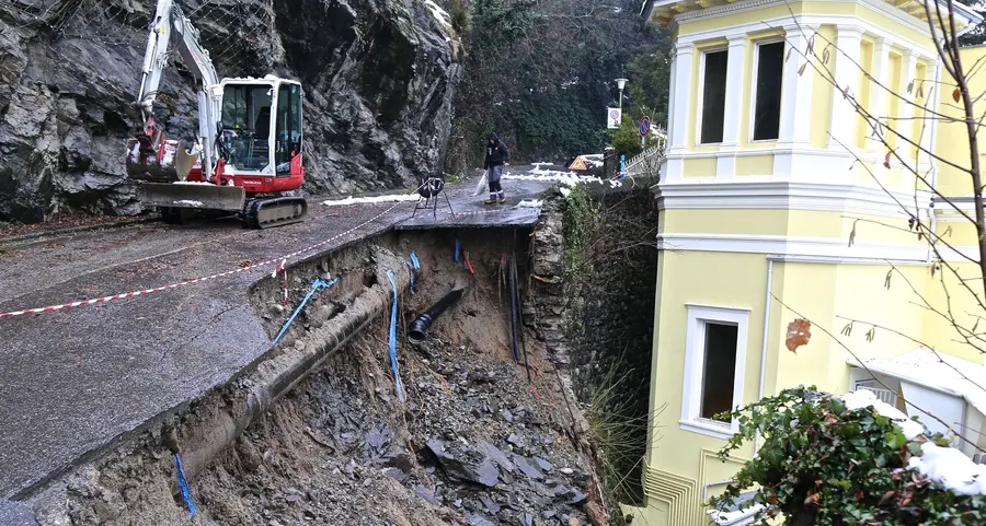 Via Monte San Zeno, voragine da un milione