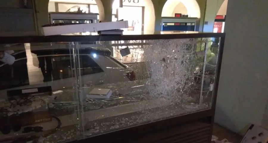 Spaccata sotto i Portici di Bolzano, rubati occhiali e accessori da Optik Walter