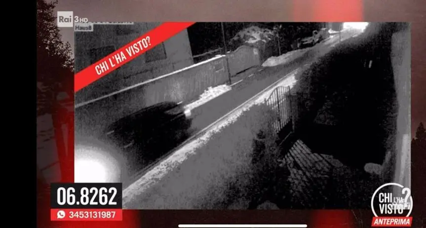 Benno ripreso in auto con i corpi dei genitori