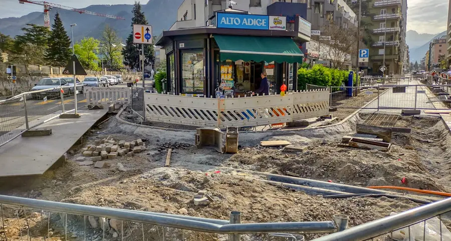 Bolzano, l'edicola di via Diaz accerchiata dal cantiere