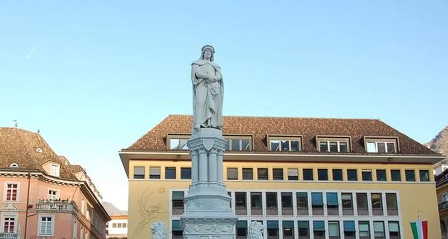 La rinascita di piazza Walther: palco, panchine e un “prato”