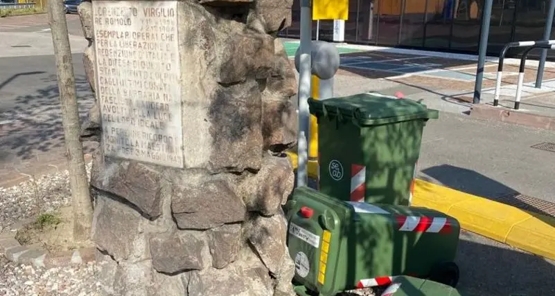 Martiri del 3 maggio, la lapide “seppellita” dai cassonetti