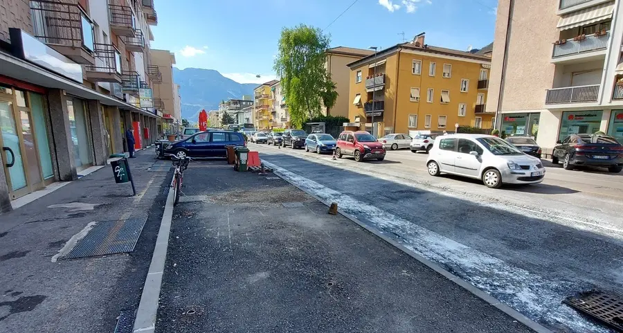 Viale Druso: un anno senza i bidoni della differenziata