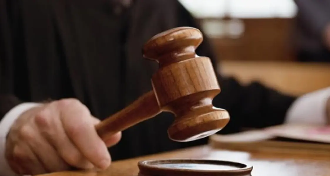 Padre a processo: figlia costretta a stare nuda e pulire la casa