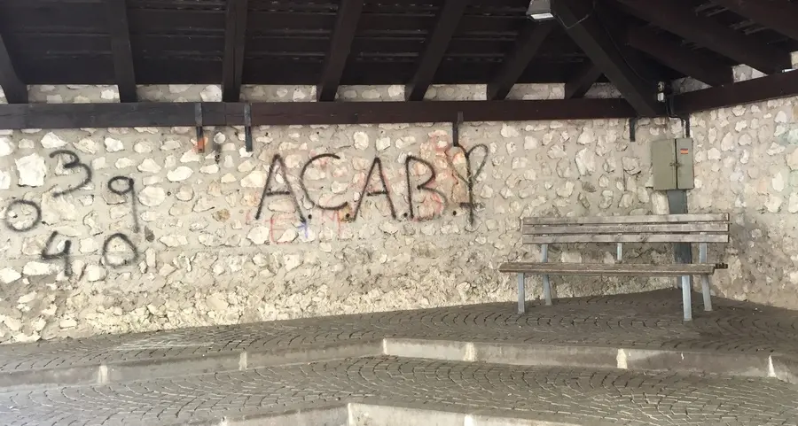 Scritte contro la polizia, il Comune di Magré fa denuncia