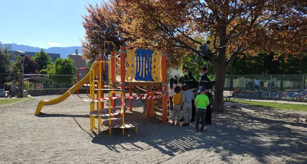Parco Pompei, bambino incastrato nello scivolo