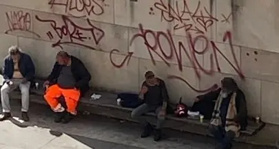 La protesta di piazza Mazzini: «Basta degrado sotto le case»