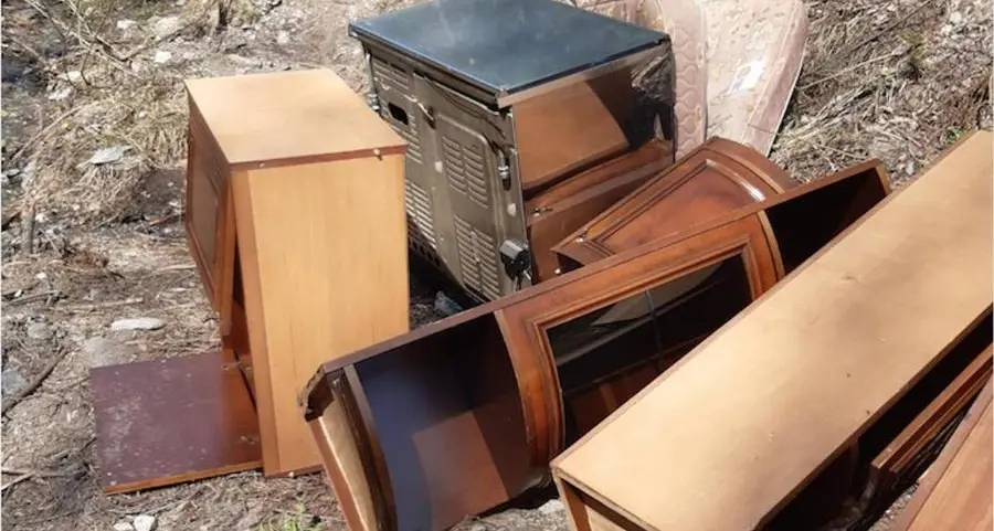 Una discarica abusiva con mobili e bombole a gas