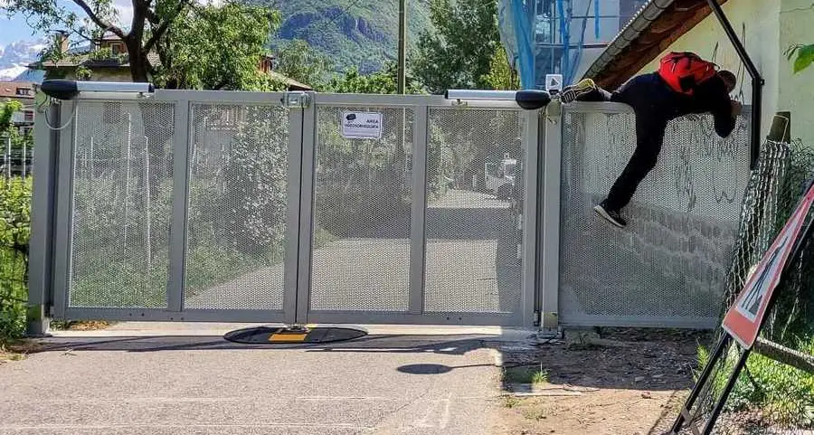 Via della Vigna, linea dura: chiuso il cancello