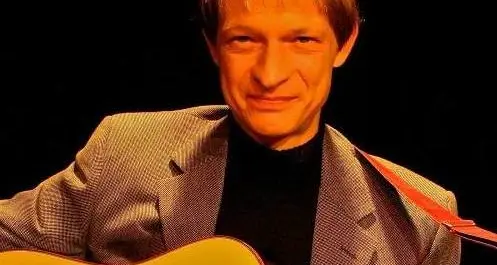 Il mecenate: «Mille euro se componi una canzone»
