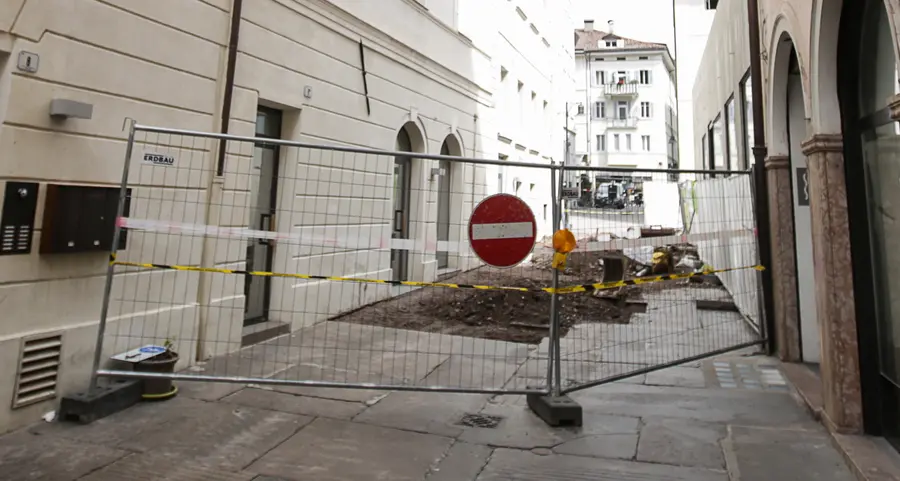 Vicolo Parrocchia, adesso spunta anche l’amianto. E il cantiere si allunga