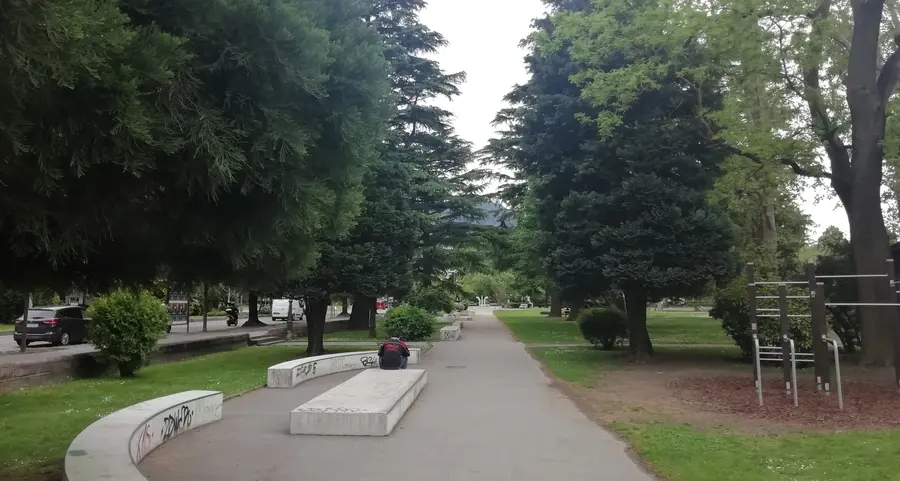 Accoltella il rivale al parco in stazione: patteggia 9 mesi