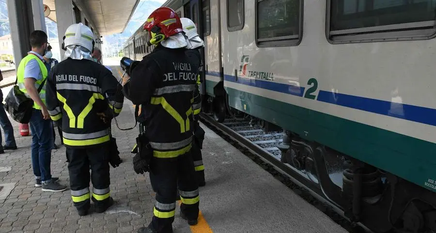 Sassate contro il treno in corsa: paura a bordo