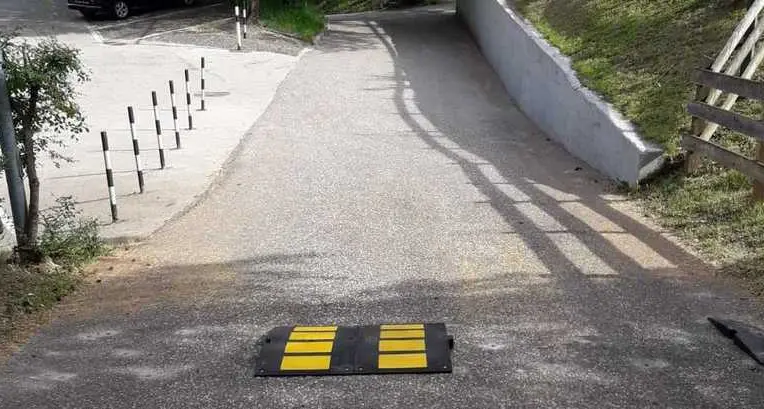 A Bronzolo i vandali rubano pure il dissuasore di velocità