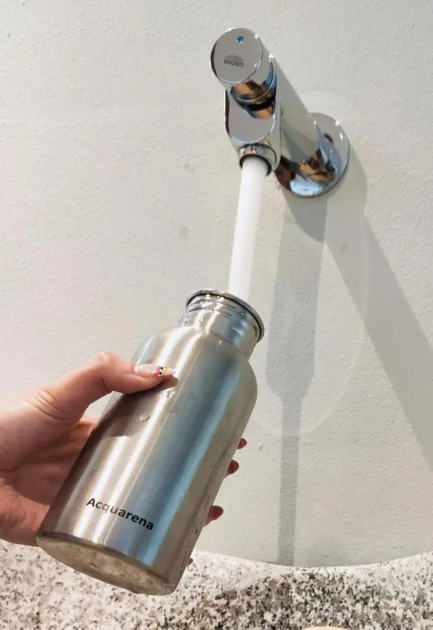 Acquarena senza plastica: bottiglie in acciaio per l’acqua