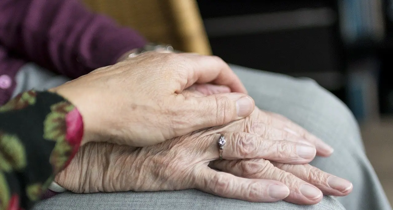 Le case di riposo alle prese con gli operatori «no vax»
