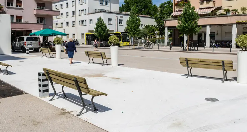 Piazza Matteotti, niente portico: panchine roventi sotto il sole