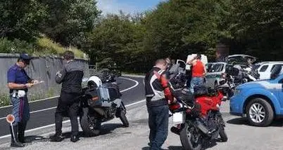 Centauri e velocità sui passi dolomitici: sanzionati 45 motociclisti