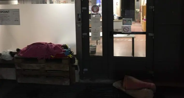 Una madre e i suoi due bimbi costretti a dormire in strada