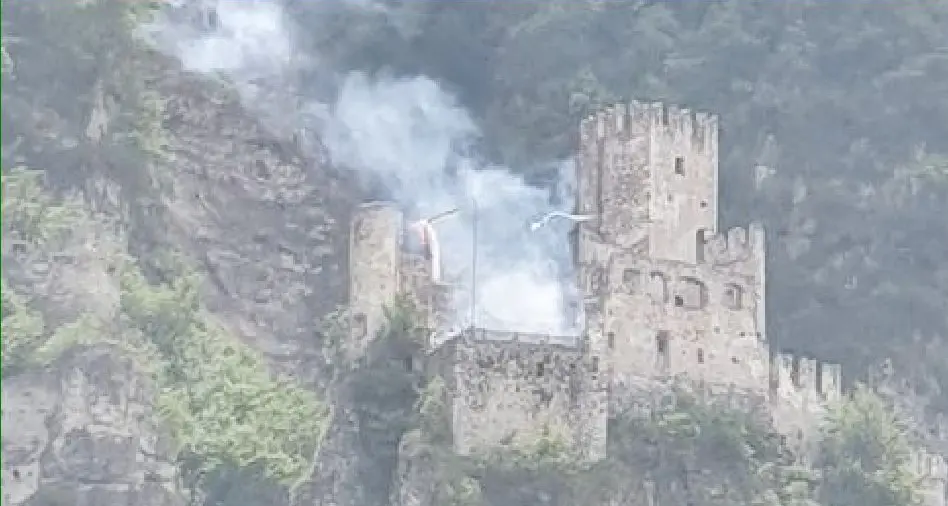 I “botti” a pranzo di Castel Haderburg, tra voglia di festa e proteste
