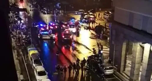 La festa per l'Italia finisce in guerriglia urbana