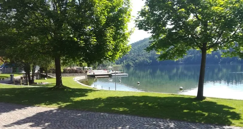 Lago di Monticolo, rapina col coltello in pieno giorno