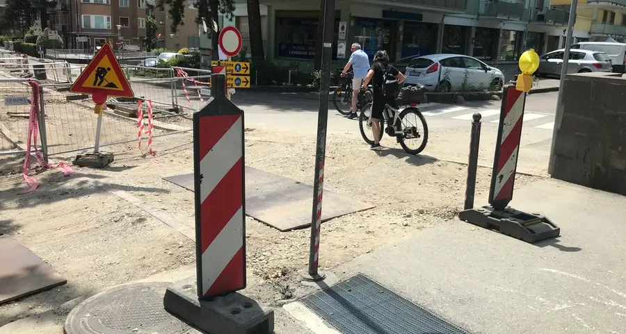 Merano, in via Leopardi disabili e ciclisti costretti a fare lo slalom