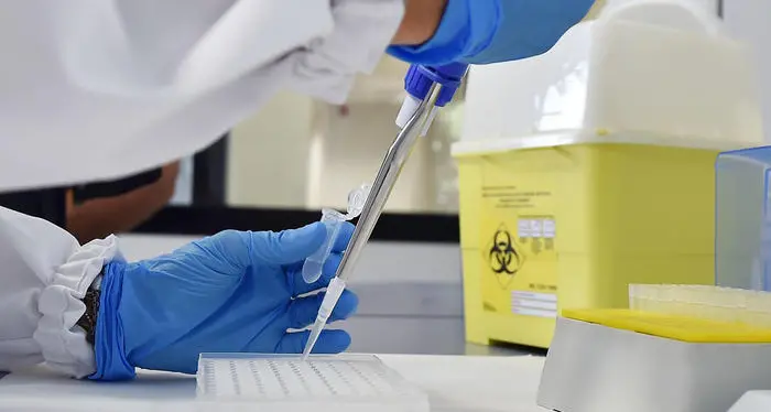 Battiston lancia l’allarme: «La curva dei contagi sta risalendo, servono mascherine e vaccini contro le nuove ondate»
