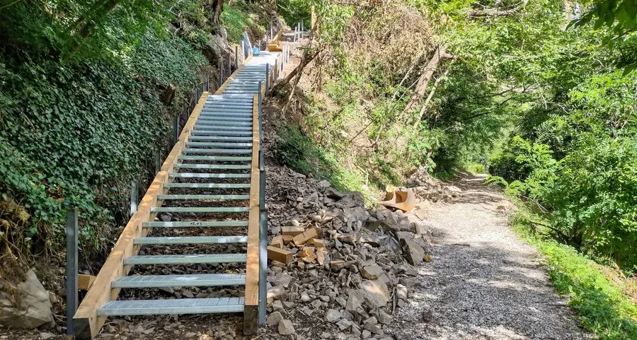 Rio Fago, nuova scalinata al centro delle polemiche